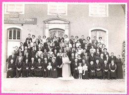 Grande Photo De Mariage Devant Le Bureau Des Postes PTT De Mazé En Maine Et Loire Photo Banry à Beaufort En Vallée - Lieux