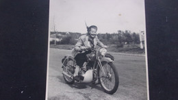 SUPERBE PHOTO ORIGINALE FEMME SUR MOTO PEUGEOT DATEE 1937  18 / 24 CM RAISIN DADRE AU DOS - Automobile