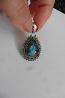 Neuf - Pendentif En Argent 925 Ciselé Serti D'une Superbe Labradorite Bleue Forme Goutte D'eau - Pendentifs