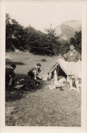 CPA Photographie - Scout En Train De Monter Une Tente - Vie Au Camp Scout - Scoutisme - Scoutismo