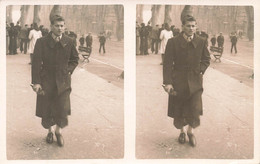 CPA Photographie Stereoscopique - Jeune Homme Marchant Dans La Rue Avec Un Grand Manteau Long - Stereoscopische Kaarten
