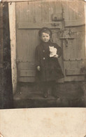 CPA Photo D'une Petite Fille Devant Une Grande Porte Avec Une Peluche Chat Dans Les Bras - Photographie