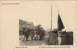 PC SALUT DE DRAPEAU DANS UN POSTE-FRONTIERE FRENCH GUINEA MILITAIRE (a28671) - Guinée