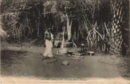 PC CUISINE DANS LA BROUSSE FRENCH GUINEA ETHNIC TYPE (a28663) - Guinée