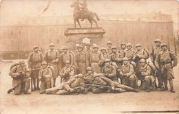 CPA Photo Militaria - Regiment Avec Des Fusils Devant Une Statue - Groupe De Soldats - Photographie - Fotografie