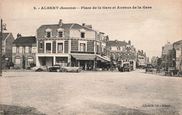 CPA  - Albert - Place De La Gare Et Avenue De La Gare - Librairie Col - Albert