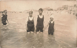 CPA Photo - Famille En Combinaison De Bain Dans La Mer - Maillot De Bain - - Photographs