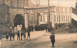 CPA Photo A Nos Morts - Photographie De Commemoration - Tres Animé - Monuments Aux Morts