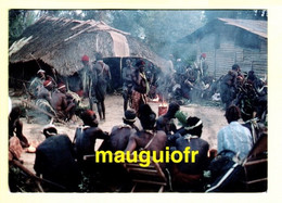 GABON / TRADITIONS : DANS LE BROUILLARD DU MATIN, APRÈS UNE CÉRÉMONIE DE "BWITI" / 1991 - Gabon