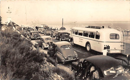 Noirmoutier   85      En Attendant Que Le Gois Se Découvre..Citröen. 2 CV Traction..Renault  4 Cv        (voir Scan) - Noirmoutier