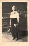 CPA Photo Sport - Photographie D'un Jeune Garçon Avec Une Balle Et Une Raquette - Tennis - Fotografie