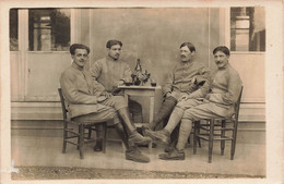 CPA Photo Militaria - Militaires A L'apéro - Soldats Prenant Un Pot Autour D'une Table - Reggimenti