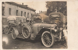 CPA Photo Militaria - Militaires Dans Une Voiture Ancienne Devant Des Camions Militaires - Mecanicien - Reggimenti