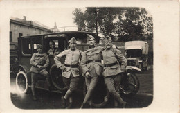 CPA Photo Militaria - Militaires Posant Devant Une Voiture Ancienne Devant Des Camions Militaires - - Regiments