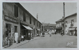 C. P. A. : 64 : LE BOUCAU : Place Du Colonel Fabien, "La Nouvelle République", "Bar Jean", Animé - Boucau