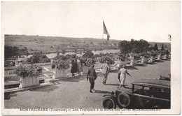 CPA DE MONTRICHARD  (LOIR ET CHER)  LES TERRASSES A LA SORTIE DES CAVES MONMOUSSEAU - Montrichard