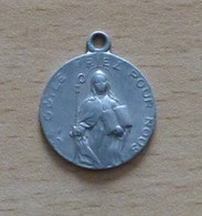 Petite Médaille En Alu Ste Odile Patronne De L'Alsace Et Cathédrale De Strasbourg Au Revers - Religion & Esotérisme
