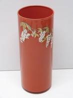 *JOLI VASE ROULEAU VERRE PEINT DE COULEUR ROUGE Décor Glycines Sur Le Haut XXe   E - Vazen