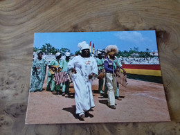 87/ REPUBLIQUE DE GUINEE UNE ARTISTE DU PEUPLE AU DEFILE DU 22 NOVEMBRE 75 - Guinée