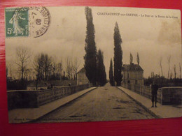 Carte Postale. Maine Et Loire 49. Châteauneuf Sur Sarthe. Le Pont Et La Route De La Gare. - Chateauneuf Sur Sarthe