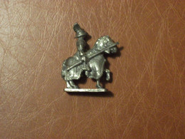 Figurine En Métal Sans Marque - Cavalier Moyen Âge Avec Armure Et Lance + Cheval - Finition Acier - No Kinder - Metal Figurines