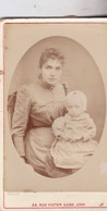 Photo Lyon CDV  Jeune Femme Avec Son Bébé Sur Ses Genoux Photo Universelle  Lyon Réf 18014 - Alte (vor 1900)
