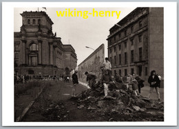 Berlin - S/w Abriss Der Berliner Mauer Zwischen Reichstag Und Brandenburger Tor - Muro Di Berlino