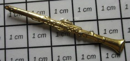 910d Pin's Pins / Beau Et Rare / THEME MUSIQUE / INSTRUMENT A VENT CLARINETTE GRAND PIN'S METAL JAUNE - Musique