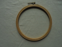 Vintage - Tambour Cercle à Broderie En Bois Diamètre 15,5 Cm - Andere & Zonder Classificatie