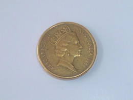 Vintage !  One Pc. Of 1988 AUSTRALIA Queen Elizabeth II QE II - Two (2) Dollar Coin (#167A) - Autres & Non Classés