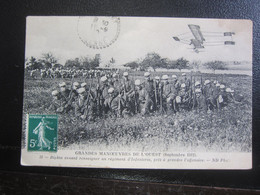 Carte Postale Guerre Grandes Manoeuvres, Biplan Venant Renseigner Un Régiment D'infanterie Prêt à Prendre L'offensive - Manoeuvres