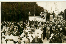 Lourdes * Carte Photo * Procession Défilé Dans Une Rue * Religion Religieux * Août 1934 - Lourdes