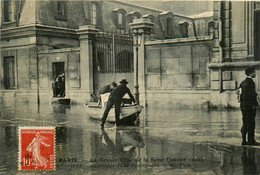 Paris * Inondation Crue De La Seine Janvier 1910 * Sauvetage D'une Paralytique * Barque * Catastrophe - Inondations De 1910