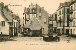 Le Mont Dore * La Place Du Marché * La Fontaine * Pub Au Verso : AU BON MARCHE , CORNET LEGENDRE - Le Mont Dore
