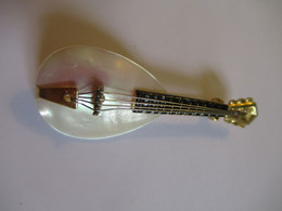 Petite Broche à Boutonnière / Mandoline /Métal Et Nacre / W GERMANY/ Vers 1960-80    INS33 - Autres & Non Classés