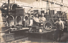 22-4489 :  CARTE-PHOTO INDUSTRIE. INTERIEUR D'ATELIER . OUVRIERS EN POSTE DE TRAVAIL - Regionale Spiele