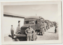 PHOTO Originale D'un Camion  GMC Cabine Tôlée Avec Personnels ( Camions En Convoi ). Format 6,5 Cm X 9 Cm . - Véhicules