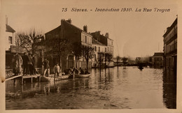 Sèvres - Carte Photo - Inondation 1910 - La Rue Troyon - Crue - Barque - Sevres