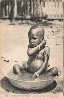 CPA Scenes Et Types - Le Tub De Bout De Zan - Petit Enfant Se Baignant Dans Une Bassine - Unclassified