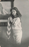 CPA Photo D'une Jeune Fille Avec Une Rame - Bateau - Marinière - Photographs