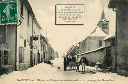 Laffrey * Une Rue Du Village , En Hiver * Plaque Commémorative Du Passage De Napoléon * Attelage Traineau - Laffrey