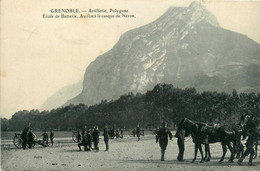 Grenoble * Artillerie , Polygone * école De Batterie * Au Fond Le Casque De Néron * Militaria - Grenoble