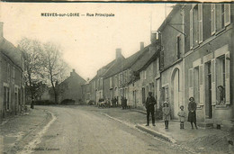 Mesves Sur Loire * La Rue Principale Du Village * Villageois - Autres & Non Classés