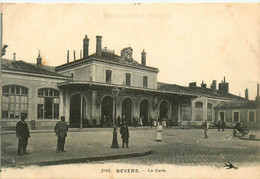 Nevers * Le Parvis De La Gare * Ligne Chemin De Fer De La Nièvre - Nevers