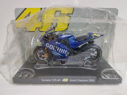 I119955 MOTO 1/18 Valentino Rossi - Yamaha YZR M1 - World Champion 2004 - Motos