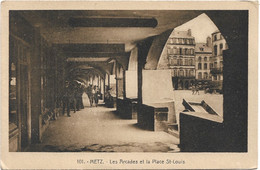 57 - METZ Les Arcades Et La Place Saint Louis Animée - Metz