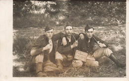 CPA Militaria - Carte Photo De Militaires Les Trois Fumeurs A Beverloo - Soldats En Uniforme Avec Une Pipe - Régiments