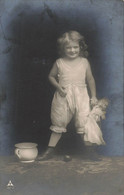 CPA Photo D'une Petite Fille Tenant Une Poupée - Pot De Chambre - Photographs