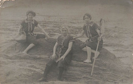 CPA Photo De Trois Femmes Sur La Plage Avec Un Filet à Crevettes - Peche Aux Crevettes - Photographie