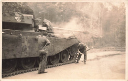 CPA Photo De Militaires Accoudé à Un Char - Tank - Canon - - Fotografie